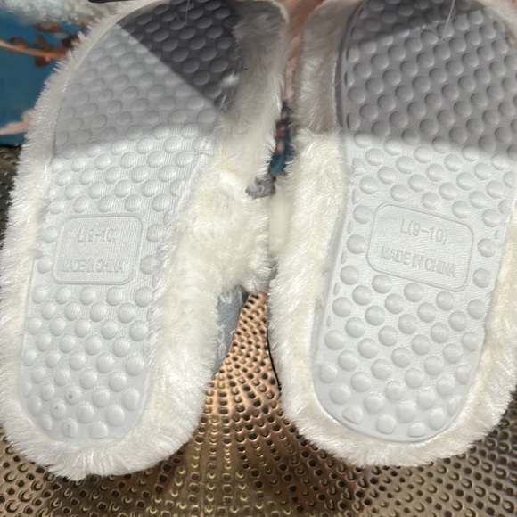 Bebe Toddler girls slippers Size L 9/10 Plush white grey with blue bow NWT Clean - Picture 7 of 8